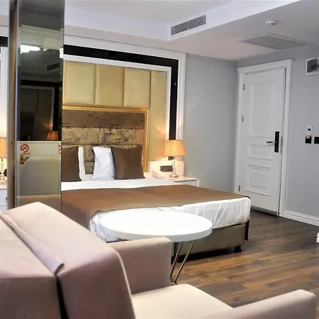Pell Palace & Hotell
