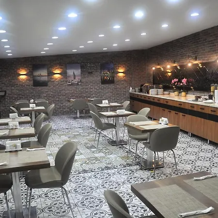Hotell Pell Palace & 2*