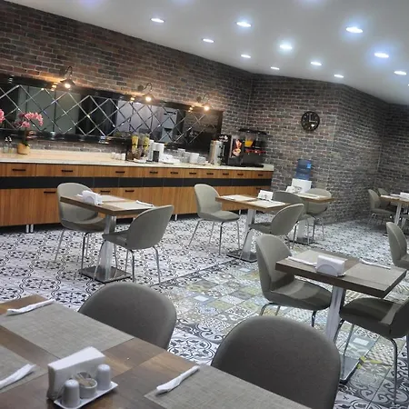 מלון Pell Palace &