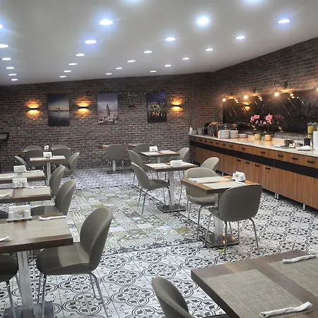 Otel Pell Palace & 4*