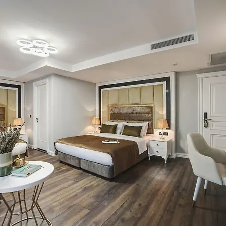 Pell Palace & Hotel