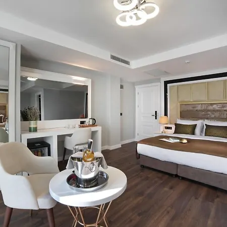 Pell Palace & Hotell