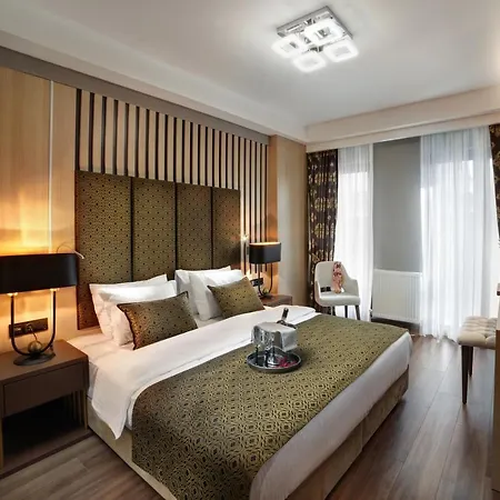 Ξενοδοχείο Pell Palace & 4*