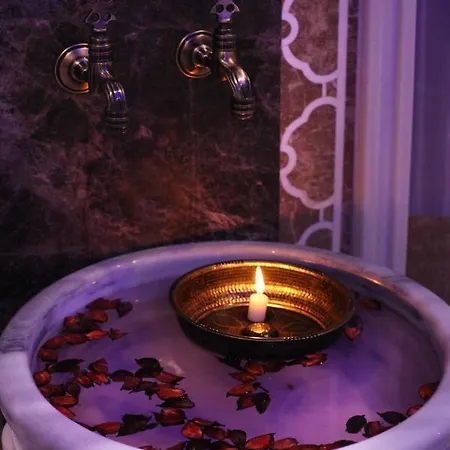 Pell Palace & Hotell 2*