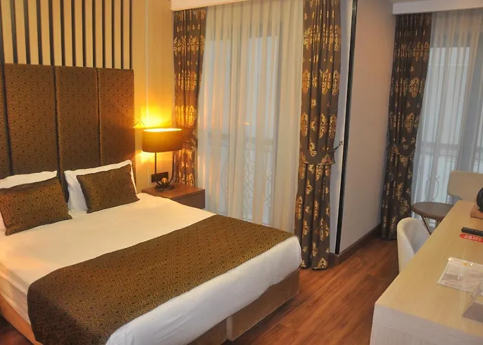 Pell Palace & מלון 4*