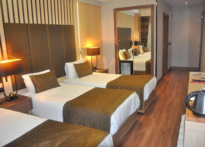 Pell Palace & מלון 4*