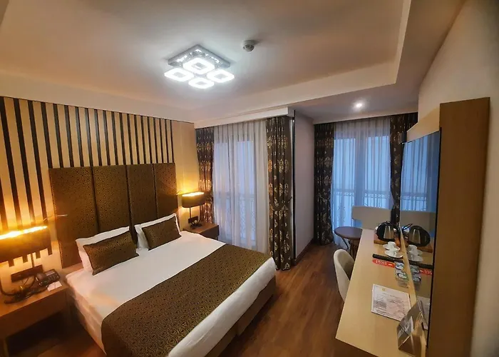 Pell Palace & מלון