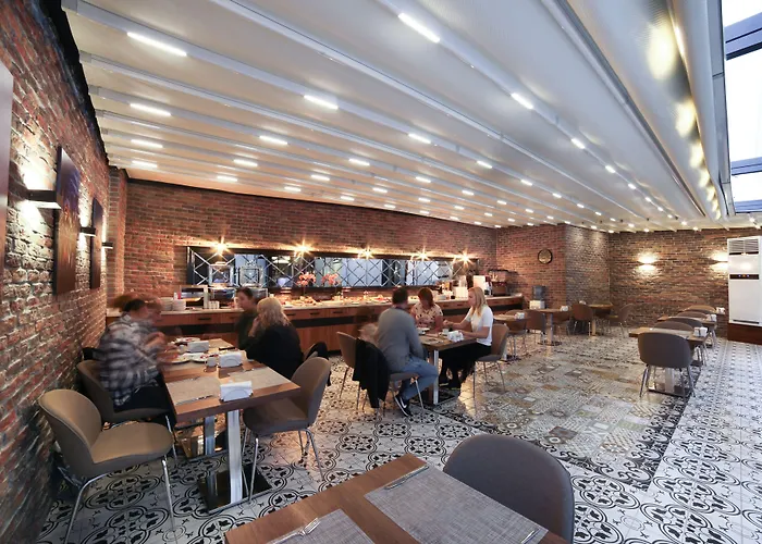 Pell Palace & מלון 4*