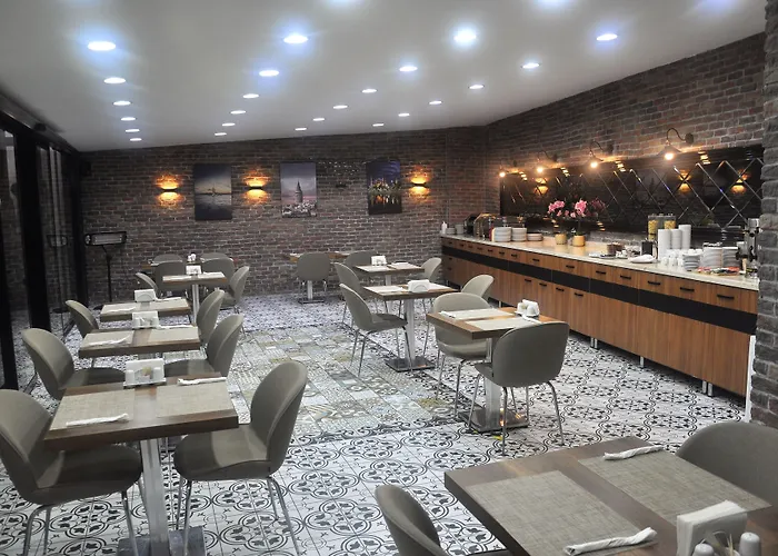 מלון Pell Palace & 4*