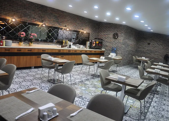 Pell Palace & מלון