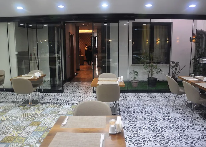 מלון Pell Palace &