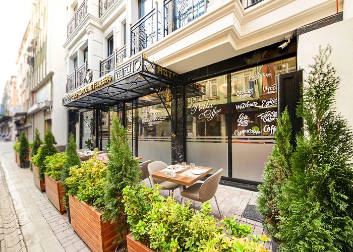 Pell Palace & מלון