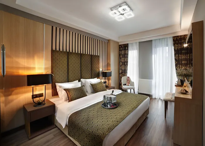 מלון Pell Palace &