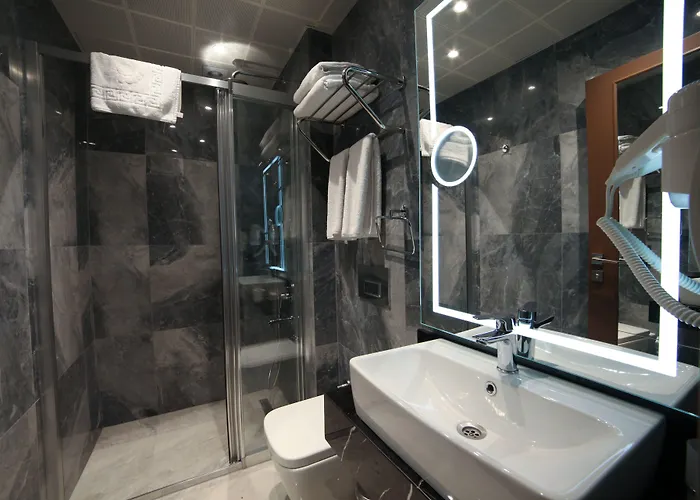 Pell Palace & מלון 4*