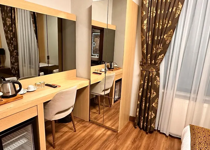 מלון Pell Palace & 4*