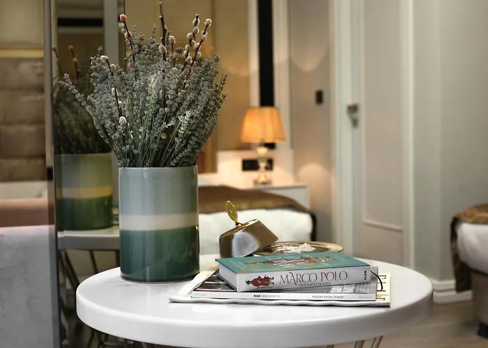 Pell Palace & מלון