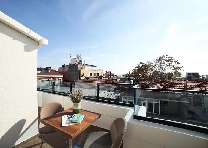 Pell Palace & מלון