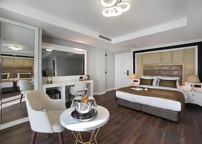 Pell Palace & מלון