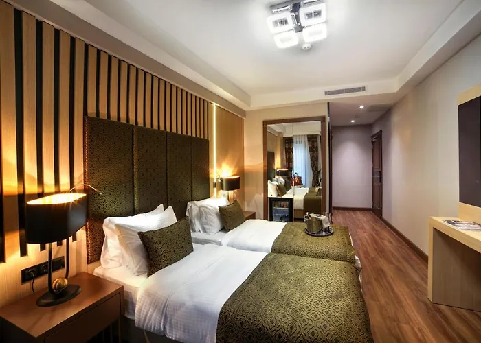 Pell Palace & מלון 4*