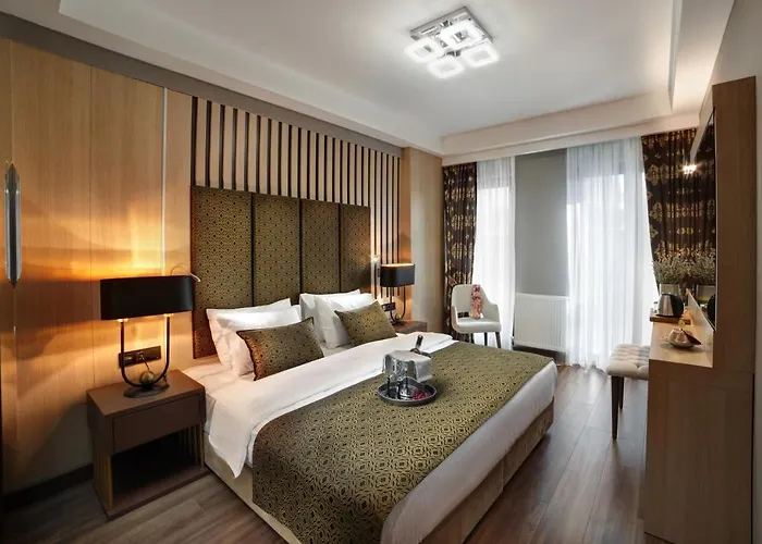 מלון Pell Palace & 4*