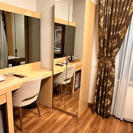 Ξενοδοχείο Pell Palace & 4*