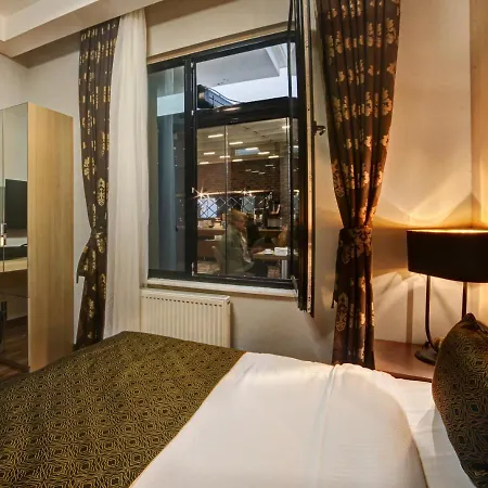 Pell Palace & 4*